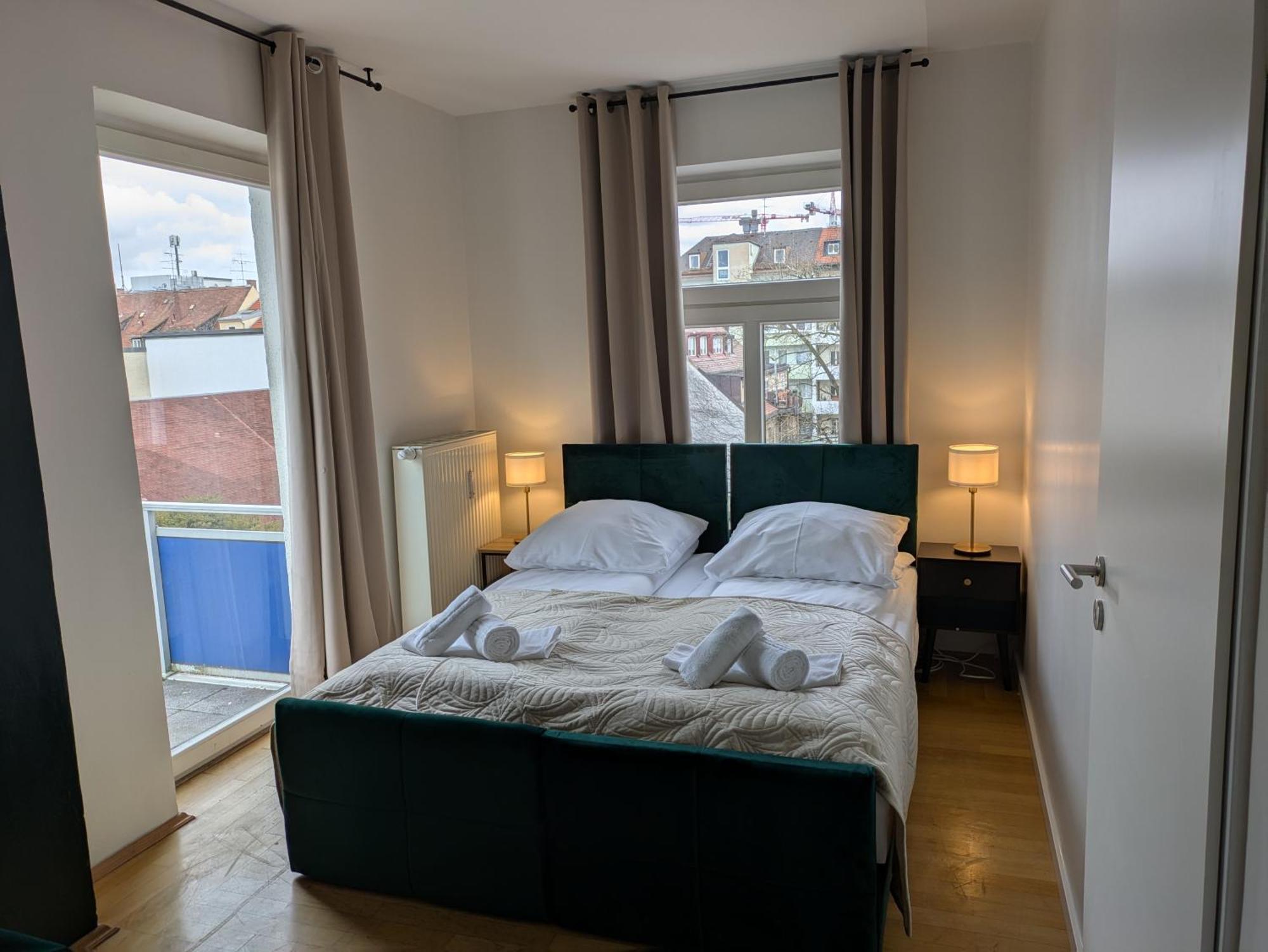 Apartment Large 110 Qm, 3 Bedrooms And Very 1-12 Guests Munich